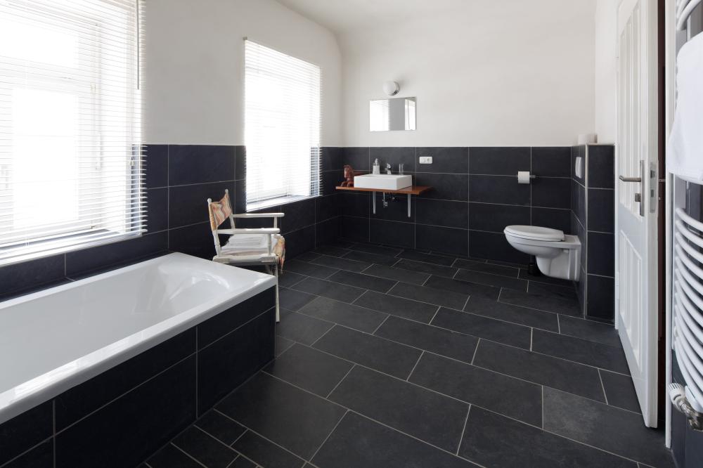 salle de bain avec carrelage noir