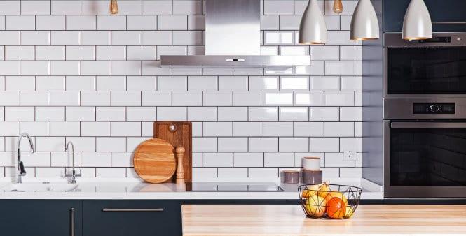cuisine avec mur carrelé blanc